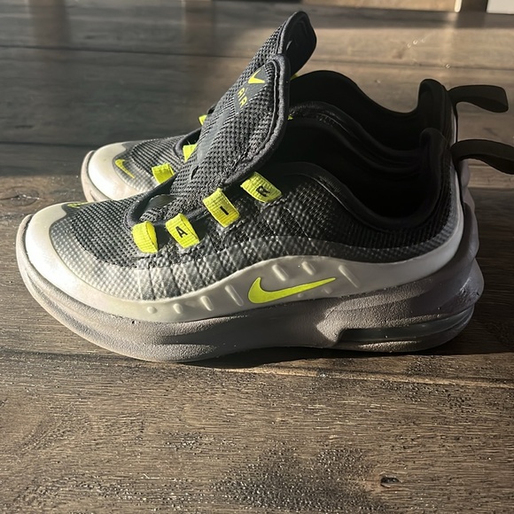 EUC Nike Air Max Runners - Picture 3 of 3